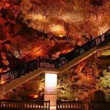 eine Treppe in einer Höhle mit einer Felswand