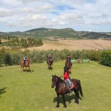 un gruppo di persone a cavallo in un campo