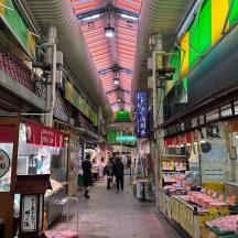 ein Markt mit Menschen, die in ein Geschäft gehen