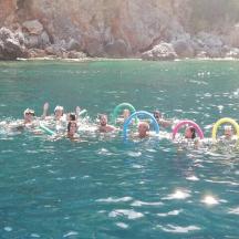 eine Gruppe von Menschen, die im Wasser schwimmen
