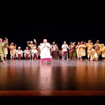 un gruppo di persone su un palco durante uno spettacolo