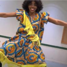 una donna in un vestito colorato sta ballando
