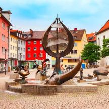 ein Brunnen mitten in einer Stadt mit Gebäuden