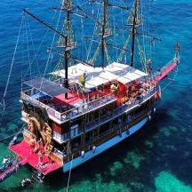 ein großes Boot, das im Wasser schwimmt