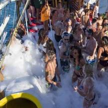 eine Gruppe von Menschen im Wasser auf einem Boot