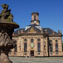 an old building with a fountain in front of it