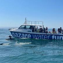 un grup de persones en un vaixell a l'aigua