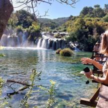 una donna che scatta una foto di una cascata