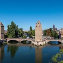 eine Brücke über einen Fluss in einer Stadt