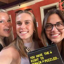 drei Frauen halten ein Schild mit der Aufschrift „Sie haben das Recht, gezogen zu bleiben“