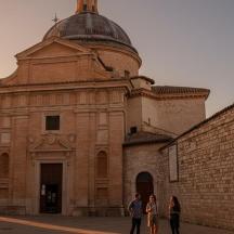 un gruppo di persone in piedi davanti a un edificio