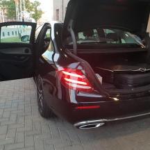 ein schwarzes Auto mit offener Tür auf einer Straße
