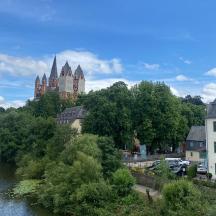 eine Stadt mit einem Fluss und einer Burg im Hintergrund