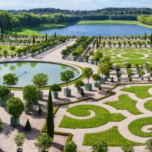 una vista aerea di un giardino con un lago