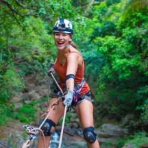 una dona anant en bicicleta en tirolina