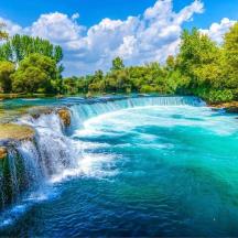 ein Wasserfall mitten in einem Fluss