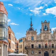 un edifici antic amb una torre de rellotge en una ciutat