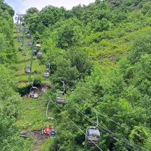 un grup de persones en un remuntador en un bosc