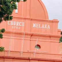 en rød bygning med ordene kirke melaka på.