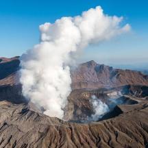 kepulan asap yang keluar dari gunung berapi
