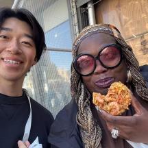 Ein Mann und eine Frau essen ein Stück Pizza
