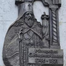 ένα άγαλμα ενός θεού στην πλευρά ενός κτιρίου