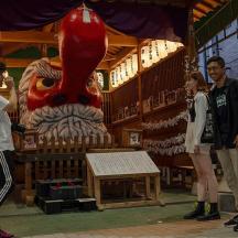กลุ่มคนยืนอยู่หน้ารูปปั้น