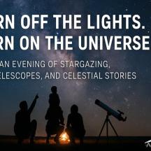 un grup de persones mirant les estrelles amb un telescopi