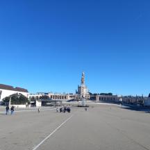 Blick auf einen großen Platz vor einem Gebäude