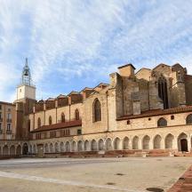 un grande edificio con una torre dell'orologio in cima