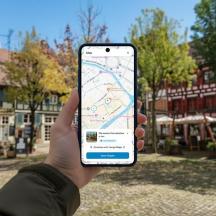 seseorang memegang telefon bimbit dengan peta