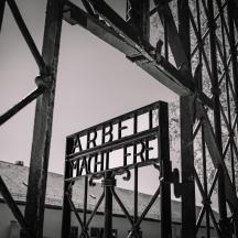 ein Straßenschild vor einem Gebäude