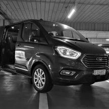 una furgoneta negra aparcada en un aparcament