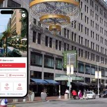 un cellulare che scatta una foto di una strada cittadina