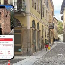 sokakta yürüyen bir kişinin fotoğrafını çeken bir telefon