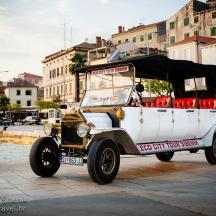 un vecchio golf cart bianco parcheggiato su una strada