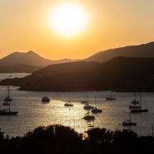 un grup de vaixells a l'aigua a la posta de sol
