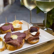 un piatto di pasticcini e due bicchieri di vino