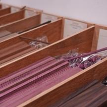 eine Reihe hölzerner Schubladen in einem Zimmer