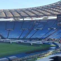 ein leeres Stadion mit einem Tennisspiel darin