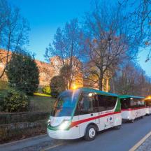 gatve važiuoja autobusas su