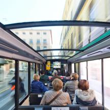 grupė žmonių, sėdinčių metro traukinyje