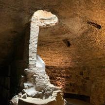 una habitació amb una estructura de pedra en una cova