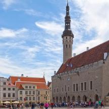 ein großes Gebäude mit einem Uhrenturm in einer Stadt