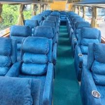 una filera de seients blaus en un autobús