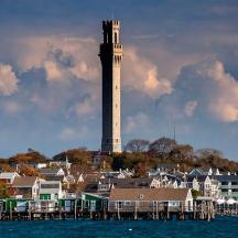 una ciutat amb una torre del rellotge al mig de l'aigua