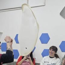 muž držící pálku na pingpong