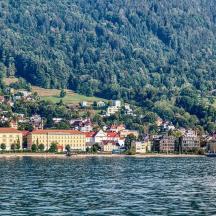 eine Stadt am Ufer eines Gewässers