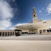 un gran edifici amb una torre del rellotge a sobre