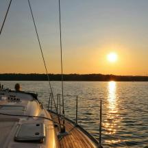 una barca sull'acqua con il tramonto sullo sfondo